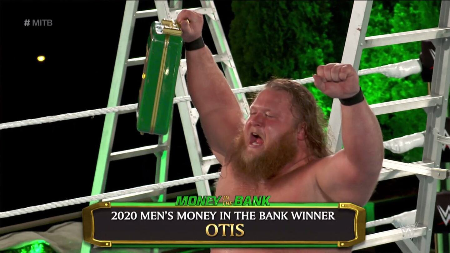 ¿Sorpresa? Otis ganó el 'ladder match' de Money In The Bank 2020