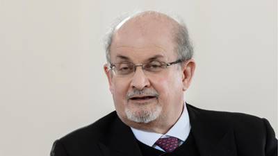 ¿Quién es Salman Rushdie, escritor que fue atacado durante un evento en Nueva York?