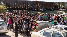 Ferromex abandona a migrantes que iban en ‘La Bestia’; quedan varados en Villa Ahumada