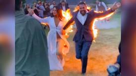 Como en película de acción: Pareja recrea escena de fuego el día de su boda