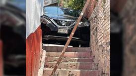 ‘¿Cómo que no quepo?’ Turistas de Morelos quedan atorados en callejón de Taxco; culpan al GPS