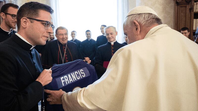 Los Ravens de la NFL le regalan una camisa con su nombre al Papa Francisco