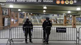 Policía de NY interroga a presunto asesino de mexicano en el metro