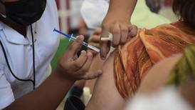Ojo, vacunados con AstraZeneca: protección vs. enfermedad grave disminuye a los 3 meses 