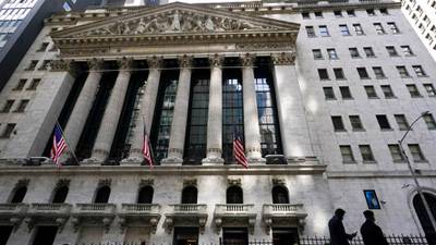 Wall Street se ‘pinta’ de rojo por datos económicos en EU