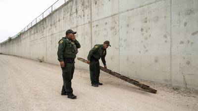 Republicanos aprueban la construcción de muro fronterizo; Biden dice que lo vetará