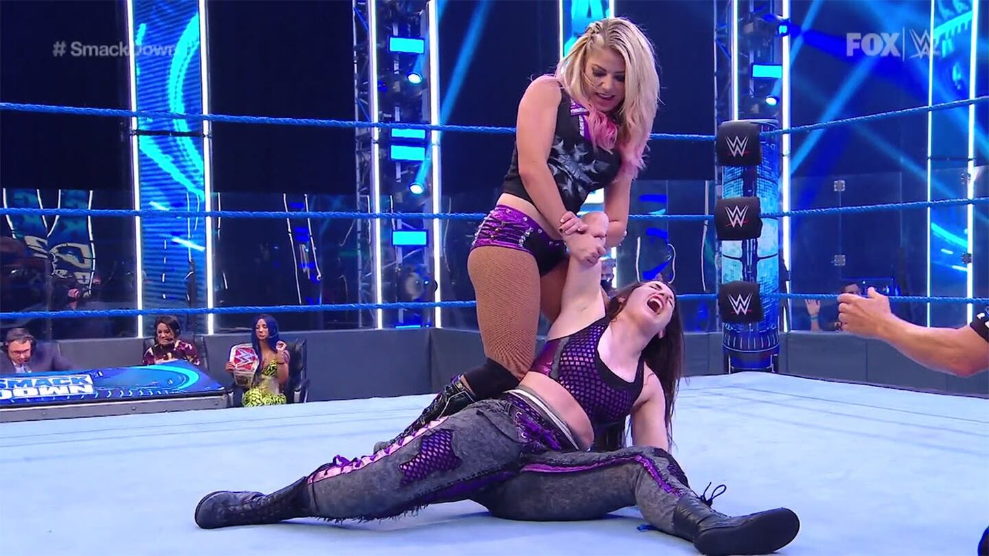 Nikki Cross vence a Alexa Bliss y peleará el Campeonato Femenil contra Bayley
