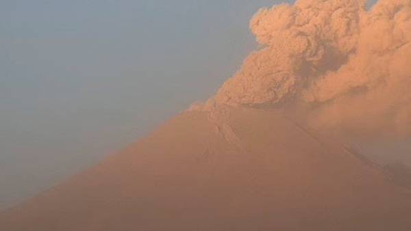 Volcán Popocatépetl ‘no da tregua’: Suspenden vuelos en aeropuerto de Puebla por ceniza