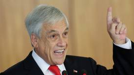 Piñera recibe a 100 chilenos que retornan desde Venezuela