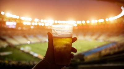 ¿No que no se podía? Qatar no prohibirá la cerveza en suites de estadios del Mundial