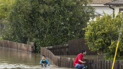 California bajo el agua: Tormentas, nevadas y riesgos de inundación continuarán