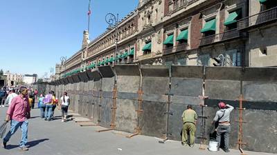 Marcha del INE: ‘Blindan’ Palacio Nacional con vallas metálicas previo a la manifestación
