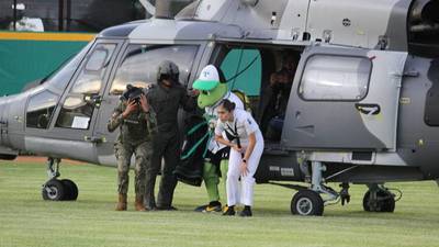 Helicóptero de la Marina es utilizado para viaje de 'Pochichoco', mascota  de los Olmecas de Tabasco – El Financiero
