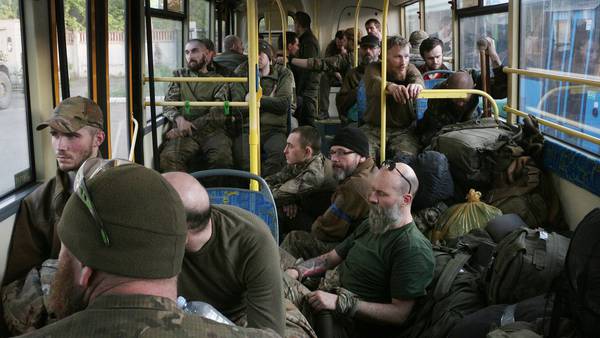 Combatientes ucranianos dejan planta de Mariúpol... y su futuro es incierto