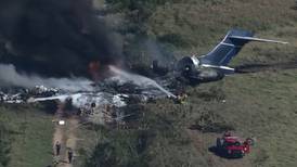 Avión con 21 personas a bordo se estrella en Texas; no se reportan muertos