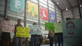 Marchan estudiantes de la Universidad Veracruzana en demanda de paz