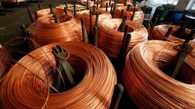 Economía china determina récord de nueve meses en precios del cobre