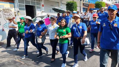 Marchan trabajadores de la Fiscalía en Chilpancingo; exigen se vayan los militares