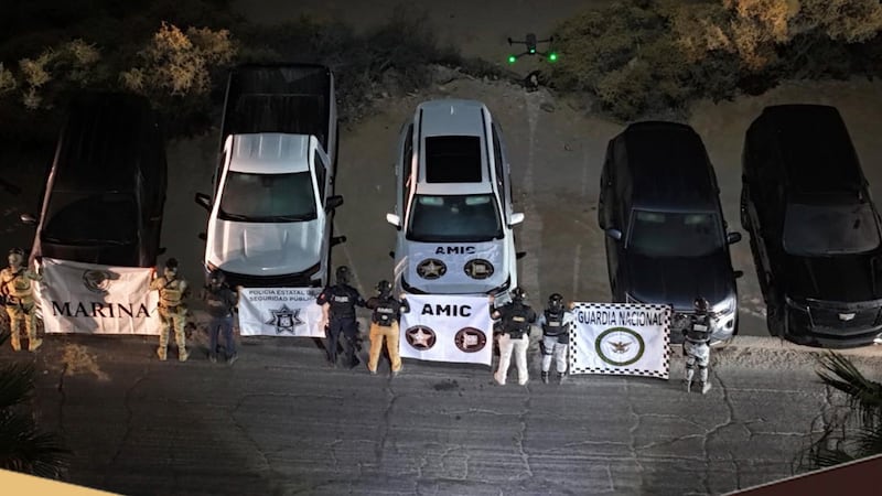 (VIDEO) Hallan 18 autos de lujo en sótano en Sonora; 17 tienen reporte de robo en EU