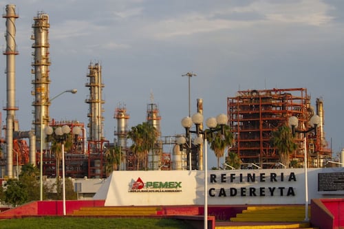 Especialista pide a Pemex copiar estrategia de Brasil: Importar petróleo ligero para mejorar refinerías