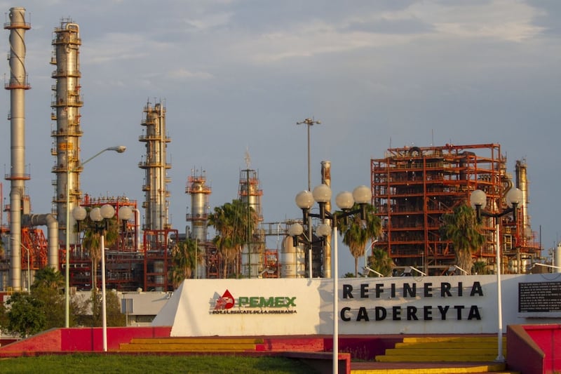 Especialista pide a Pemex copiar estrategia de Brasil: Importar petróleo ligero para mejorar refinerías