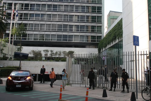 Embajada de Estados Unidos seguirá trabajando