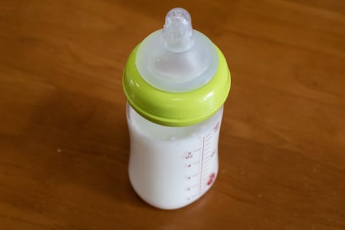 Francia investiga tercera muerte de bebé por consumir fórmula infantil contaminada