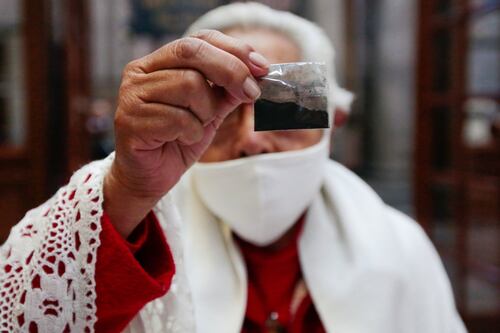 Miércoles de Ceniza: ¿De dónde viene el polvo que se coloca en la frente?