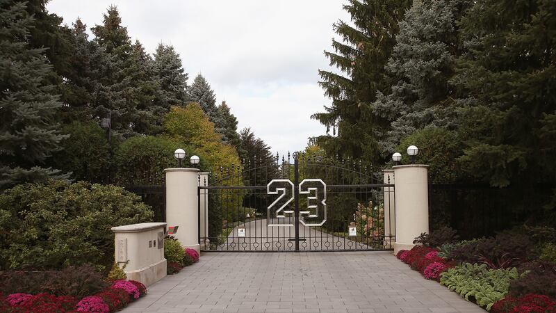 Michael Jordan remata mansión de 29 a 14 mdd: Así es la casa de lujo que estuvo 12 años en venta