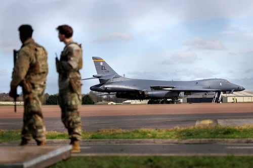 Irán lanza misiles balísticos contra la Quinta Flota de EU y objetivos energéticos israelíes