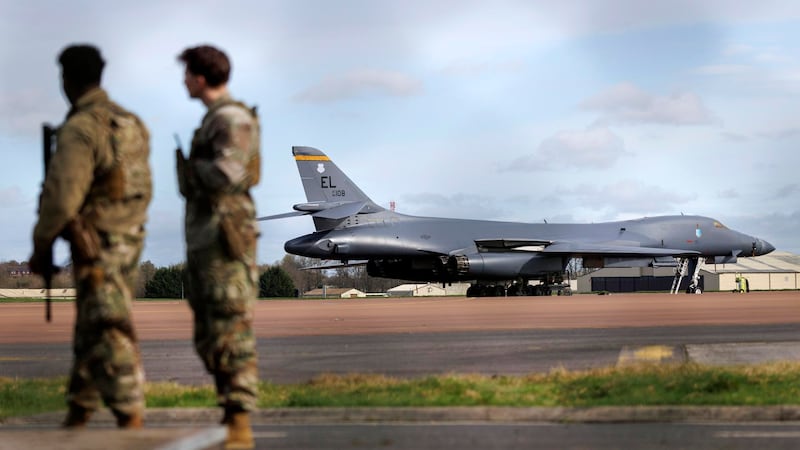 Irán lanza misiles balísticos contra la Quinta Flota de EU y objetivos energéticos israelíes