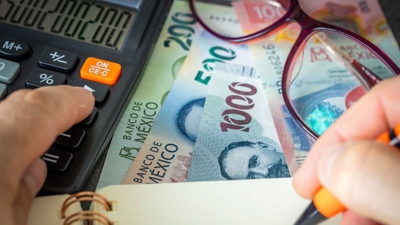 ¿Peso fortachón este año? Analistas esperan que tipo de cambio cierre en 18.10 unidades en 2026