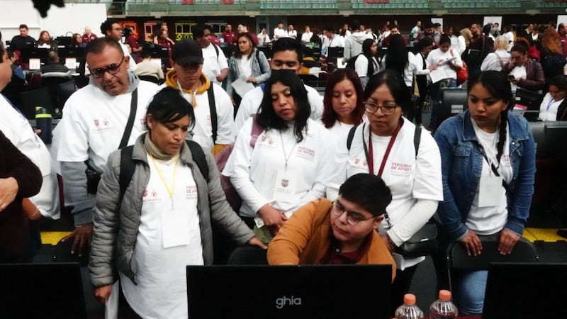 ¡No hay sistema, joven!: Semovi suspende trámites vehiculares en CDMX por falla en sistema