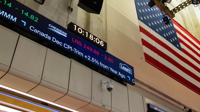 Wall Street cierra ‘en sube y baja’: Inversionistas desembolsan para desarrollo de IA