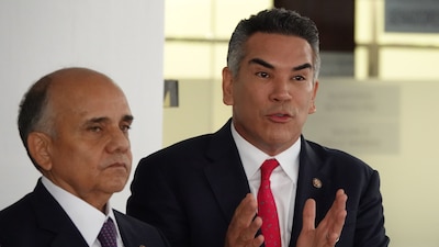El priista, Manuel Añorve (izquierda) pidió la renuncia de Mario Delgado de la SEP
(Foto: GALO CAÑAS/CUARTOSCURO.COM