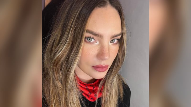 Belinda lanza oración durante concierto en Guadalajara: ‘Mi nombre lo lleven tatuado’