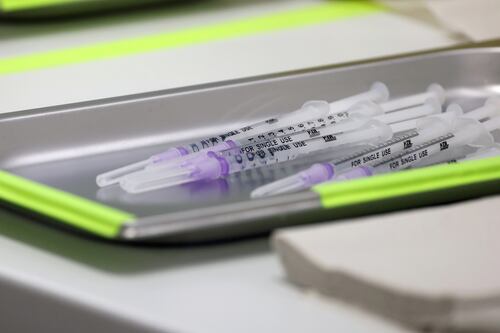 Vacuna ‘2x1′ de Pfizer contra COVID y gripe la ‘riega’ y falla en ensayo final