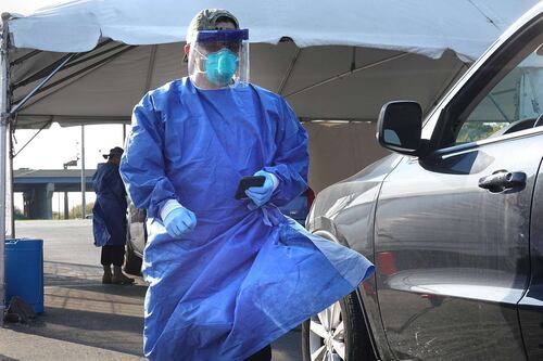 COVID-19 se dispara en los estados republicanos mientras Trump regresa a la campaña