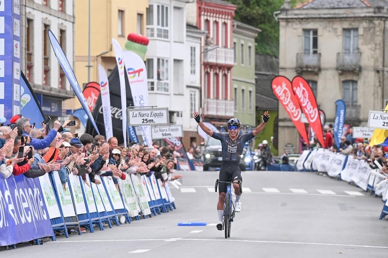 Edgar Cadena, ciclista mexicano, gana la Etapa 3 de la Vuelta a Asturias: ‘Estoy feliz de haberlo logrado’