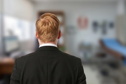 ‘Culpaba a los zapatos’: El síntoma por el que diagnosticaron enfermedad incurable a Michael Patrick, de ‘GOT’