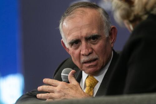 Exigen senadores a la SFP investigar presunto conflicto de interés de Romo