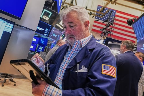 Wall Street cierra con pérdidas por final del alto al fuego con Irán: ¿Cómo operó HOY?