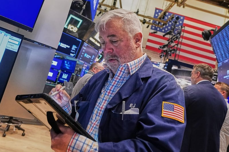 Wall Street abre a la baja tras decisión de Trump de terminar alto al fuego con Irán: ¿Cómo opera HOY?