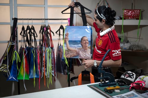 ¿La ‘elección’? Estar a la moda: Diseñador Mizael Perea crea bolsas con propaganda electoral