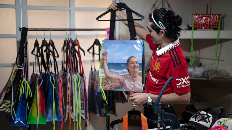 ¿La ‘elección’? Estar a la moda: Diseñador Mizael Perea crea bolsas con propaganda electoral
