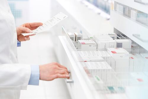 Farmaceúticas ‘esquivan’ aranceles... Trump amenaza: ‘Tendrán que pagar un alto impuesto’