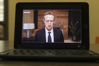 Día ‘de terror’ para Zuckerberg: se cae Facebook y también pierde 6 mil mdd en horas