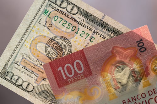 Peso ‘brinca de emoción’: Cierra con apreciación frente al debilitado dólar