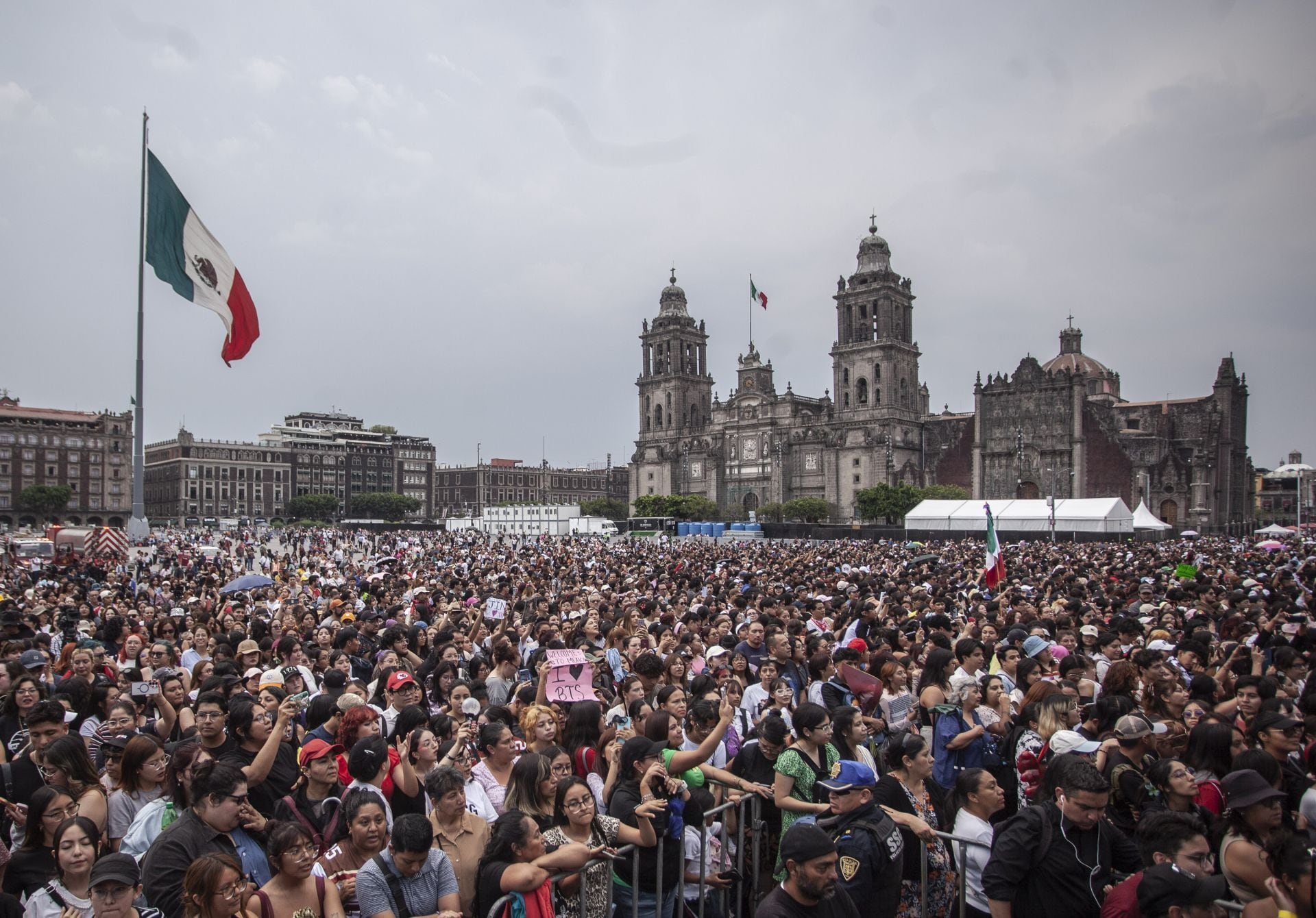 El ARMY muestra el músculo: 50 mil fueron a ver a BTS a Palacio Nacional:  'Te amo, muchas gracias' (FOTOS) – El Financiero