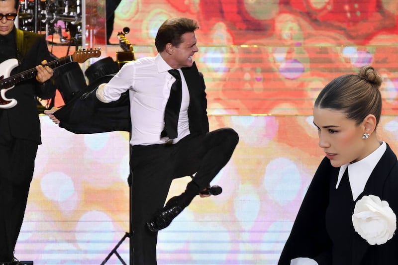 Michelle Salas publica foto inédita con Luis Miguel en su boda: ‘Te amo, papá’